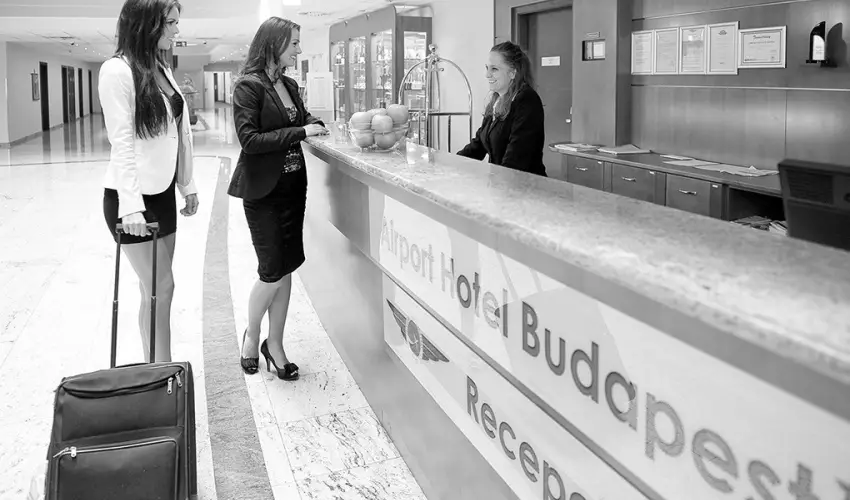 Airport Hotel Budapest Vecs�s - P�nk�sd - teljes el�refizet�ssel (min. 2 �j)