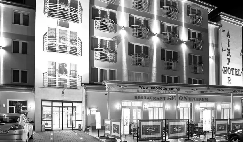 Airport Hotel Budapest Vecs�s - P�nk�sd - teljes el�refizet�ssel (min. 2 �j)