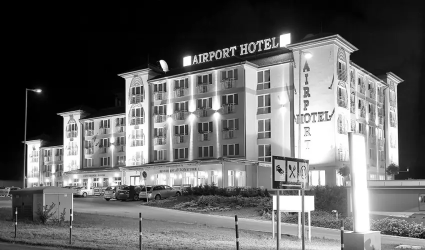 Airport Hotel Budapest Vecs�s - P�nk�sd - teljes el�refizet�ssel (min. 2 �j)