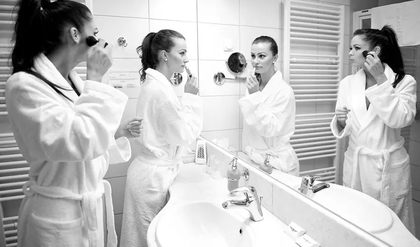 Airport Hotel Budapest Vecs�s - P�nk�sd - teljes el�refizet�ssel (min. 2 �j)