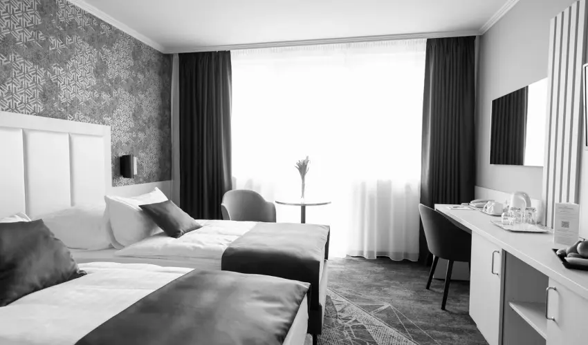 Airport Hotel Budapest Vecs�s - P�nk�sd - teljes el�refizet�ssel (min. 2 �j)
