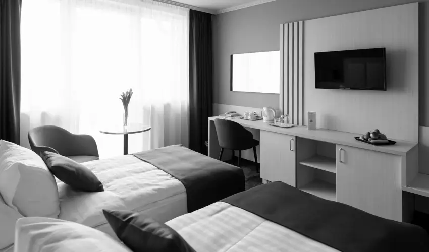Airport Hotel Budapest Vecs�s - P�nk�sd - teljes el�refizet�ssel (min. 2 �j)