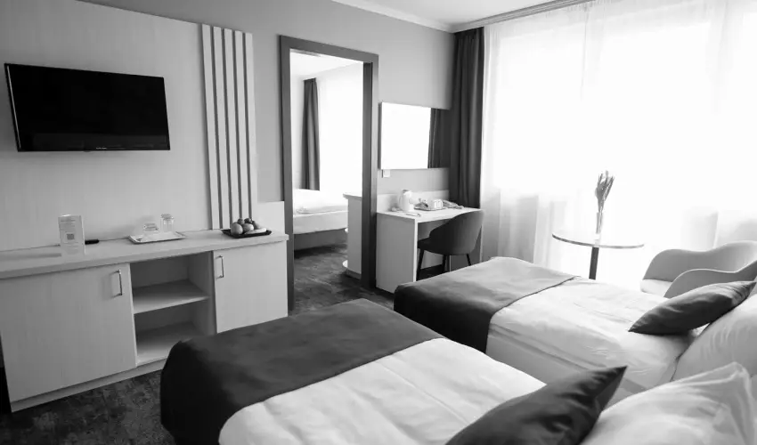 Airport Hotel Budapest Vecs�s - P�nk�sd - teljes el�refizet�ssel (min. 2 �j)