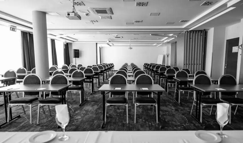 Airport Hotel Budapest Vecs�s - P�nk�sd - teljes el�refizet�ssel (min. 2 �j)