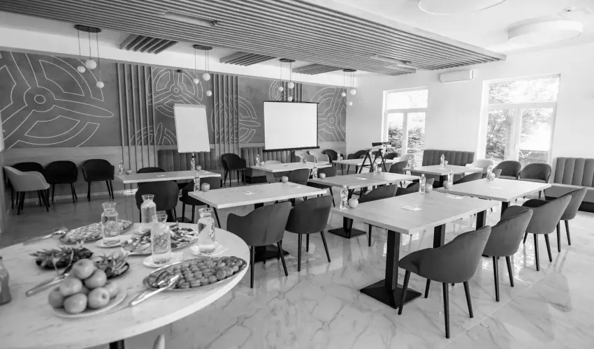 Airport Hotel Budapest Vecs�s - P�nk�sd - teljes el�refizet�ssel (min. 2 �j)