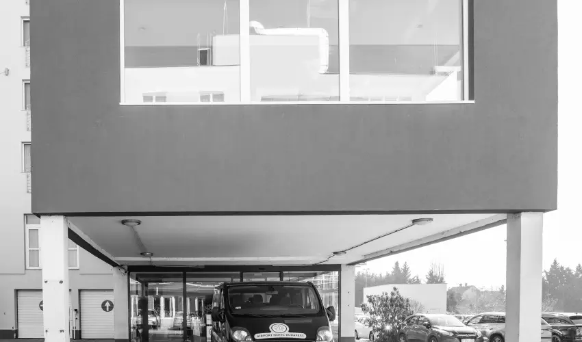 Airport Hotel Budapest Vecs�s - P�nk�sd - teljes el�refizet�ssel (min. 2 �j)