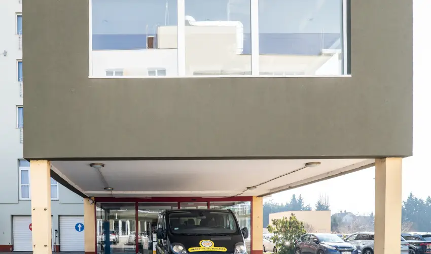 Airport Hotel Budapest Vecss - Pnksd - teljes elrefizetssel (min. 3 j)