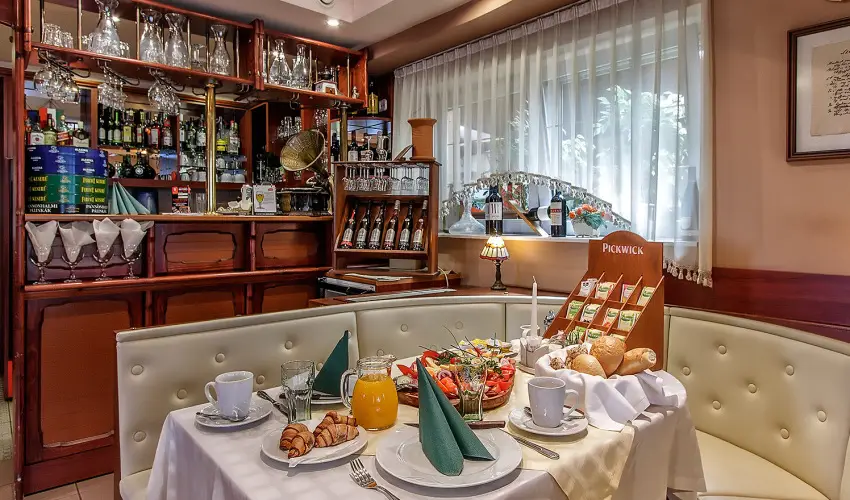 Aranypatk� Panzi� Gy�r�jbar�t - P�nk�sd