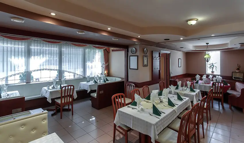 Aranypatk� Panzi� Gy�r�jbar�t - P�nk�sd