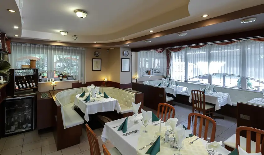 Aranypatk� Panzi� Gy�r�jbar�t - P�nk�sd