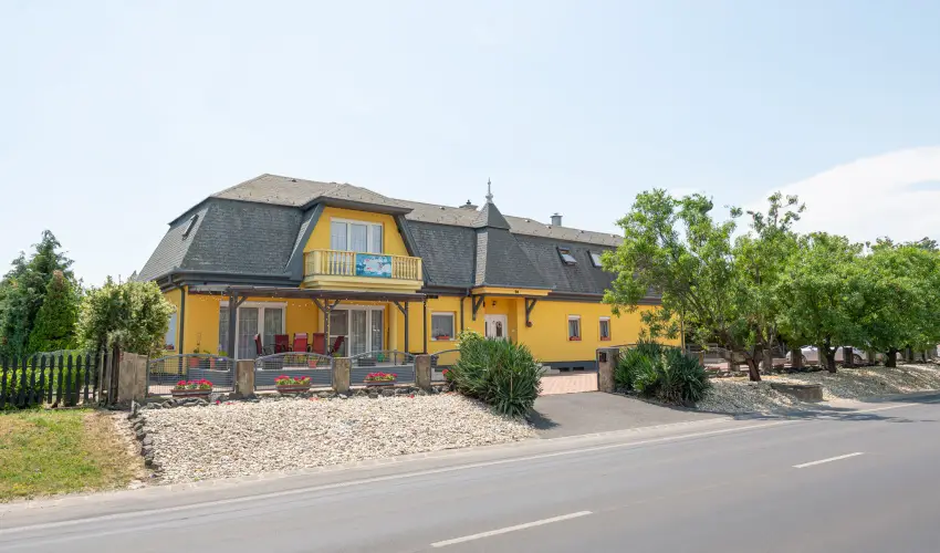 Borb�la Vend�gh�z Gyenesdi�s - P�nk�sd (min. 2 �j)