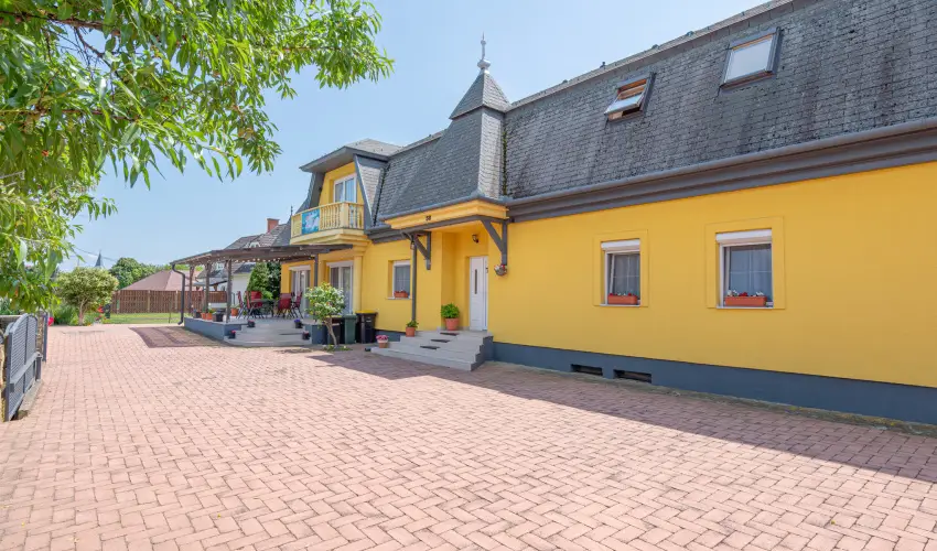 Borb�la Vend�gh�z Gyenesdi�s - P�nk�sd (min. 2 �j)