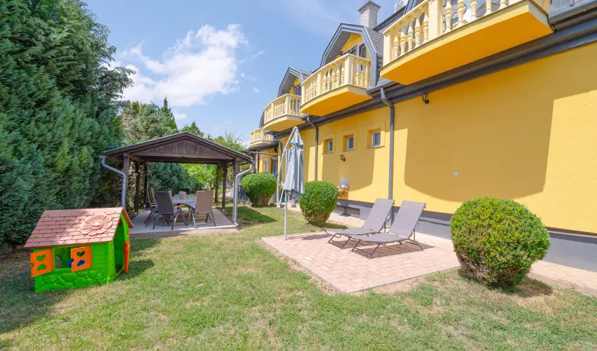 Borb�la Vend�gh�z Gyenesdi�s - P�nk�sd (min. 2 �j)