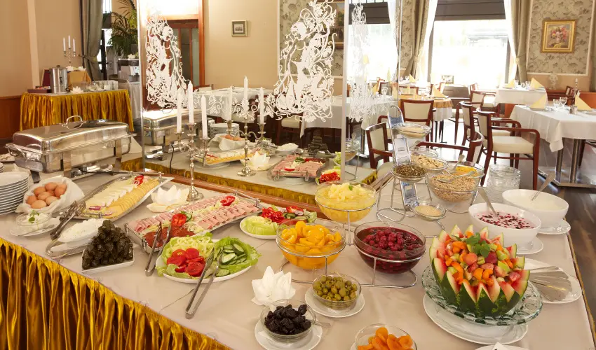 Erzsbet Kirlyn Szlloda Gdll - Pnksd - specilis elrefizetssel