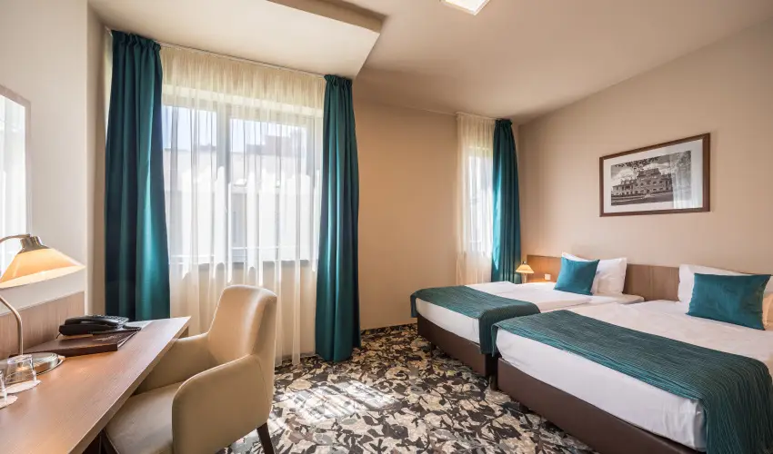 Erzsbet Kirlyn Szlloda Gdll - Pnksd - specilis elrefizetssel