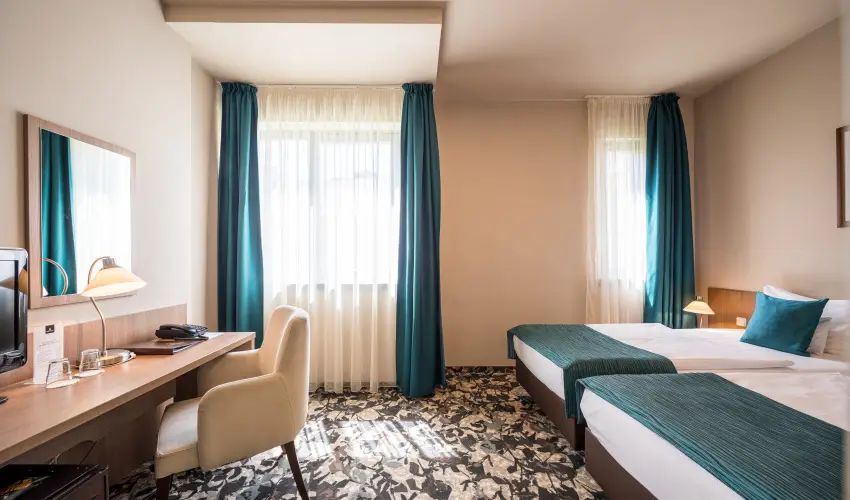 Erzsbet Kirlyn Szlloda Gdll - Pnksd - specilis elrefizetssel