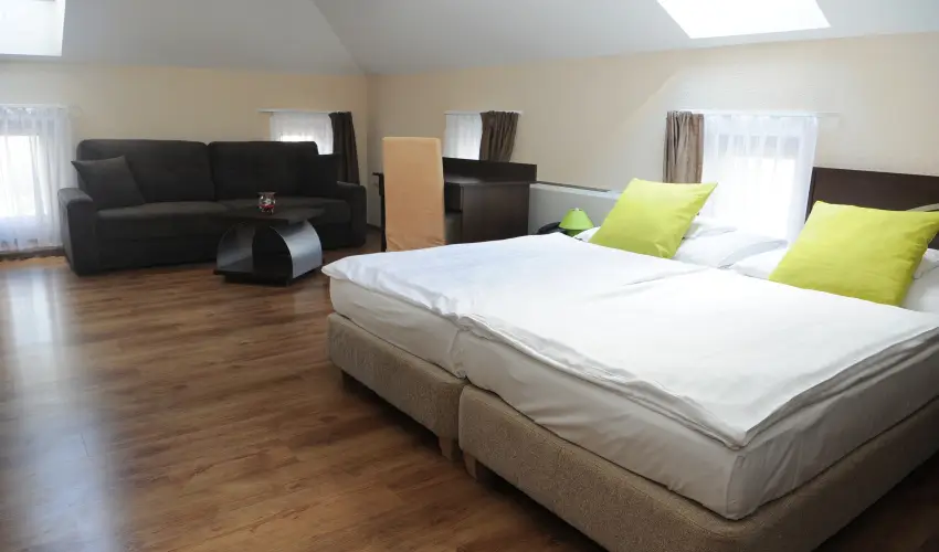 Ezsthd Hotel Veszprm - Pnksd 