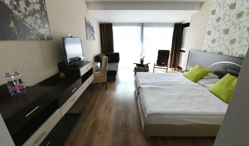 Ezsthd Hotel Veszprm - Pnksd 