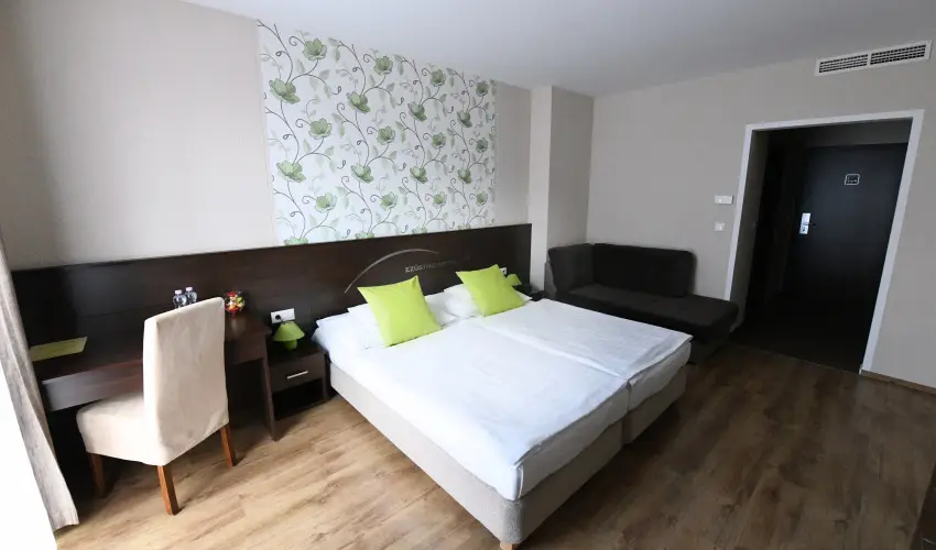 Ezsthd Hotel Veszprm - Pnksd 