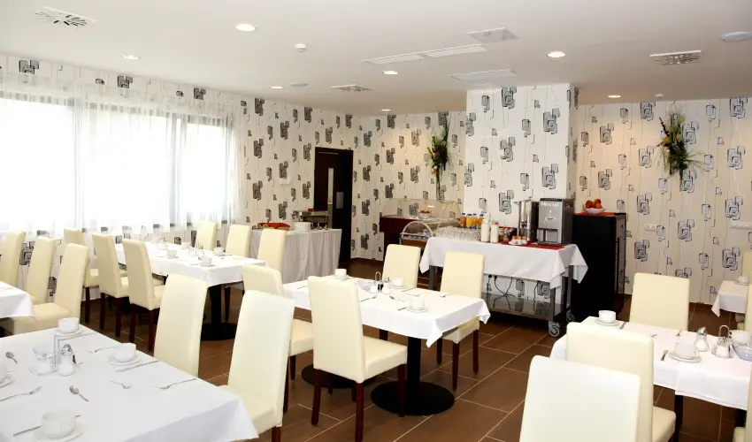 Ezsthd Hotel Veszprm - Pnksd 
