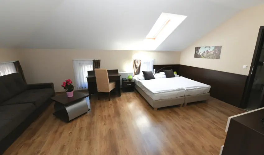 Ezsthd Hotel Veszprm - Pnksd 