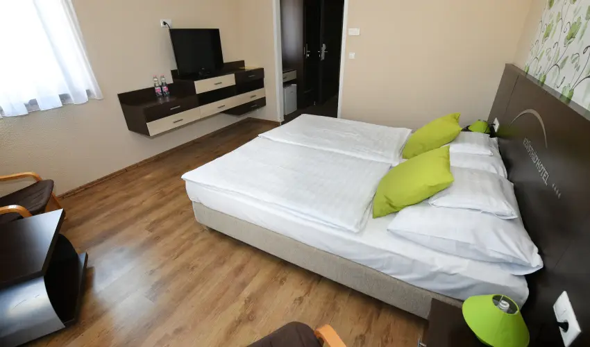 Ezsthd Hotel Veszprm - Pnksd 