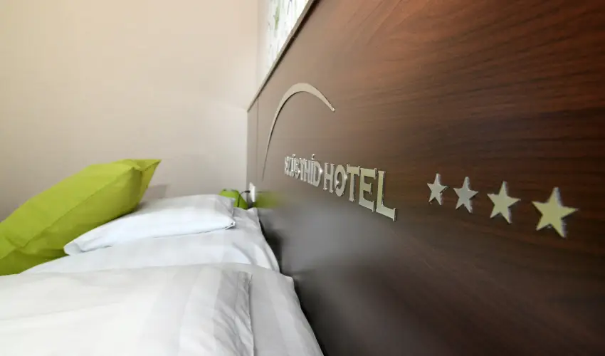 Ezsthd Hotel Veszprm - Pnksd 