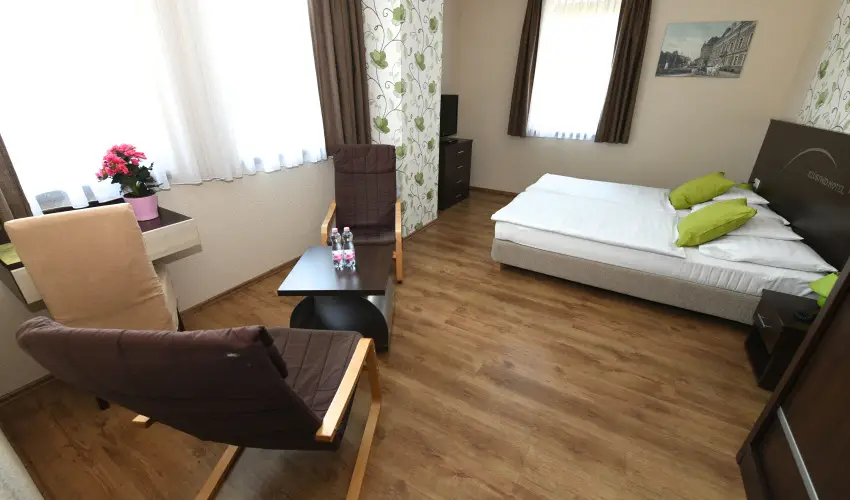 Ezsthd Hotel Veszprm - Pnksd 