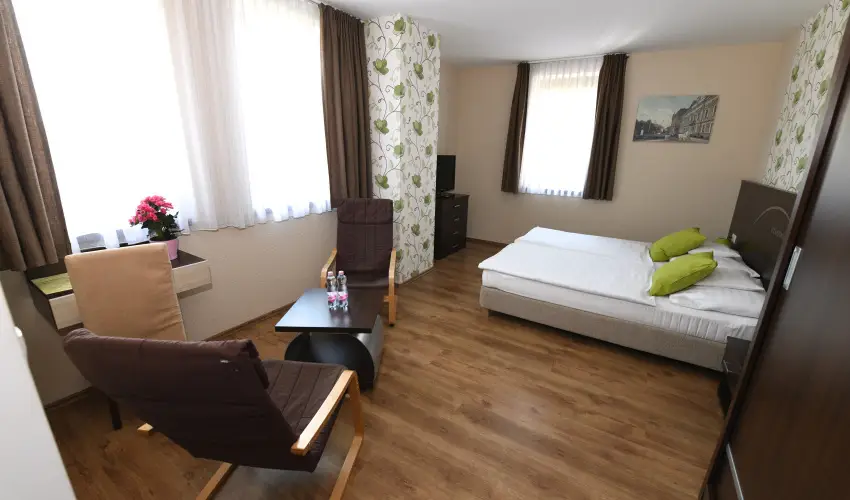 Ezsthd Hotel Veszprm - Pnksd 