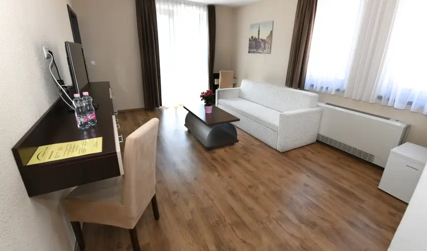 Ezsthd Hotel Veszprm - Pnksd 