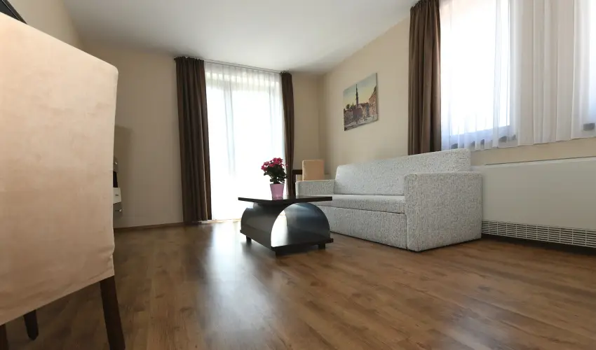 Ezsthd Hotel Veszprm - Pnksd 