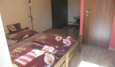 Geszteny�s Vend�gh�z Gyula