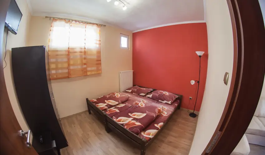 Geszteny�s Vend�gh�z Gyula - P�nk�sd (min. 2 �j)