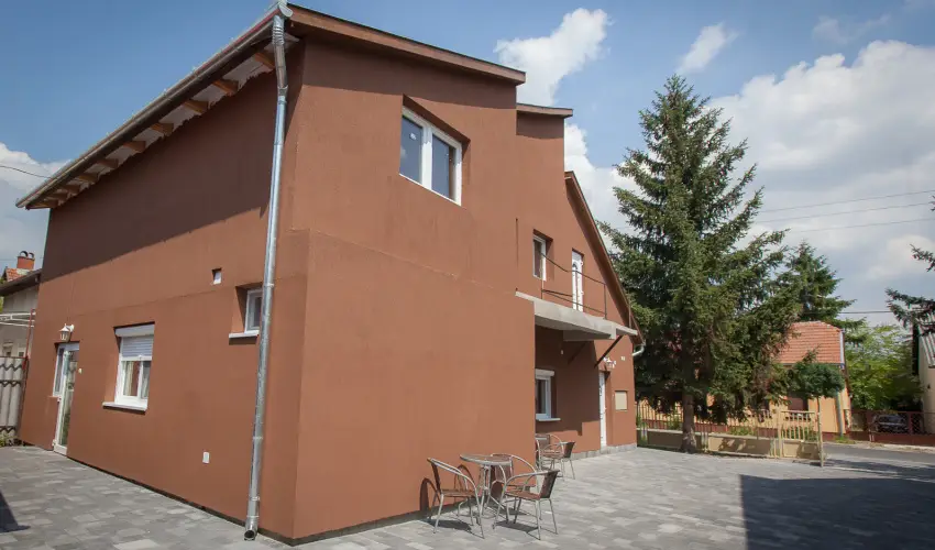 Geszteny�s Vend�gh�z Gyula - P�nk�sd (min. 2 �j)