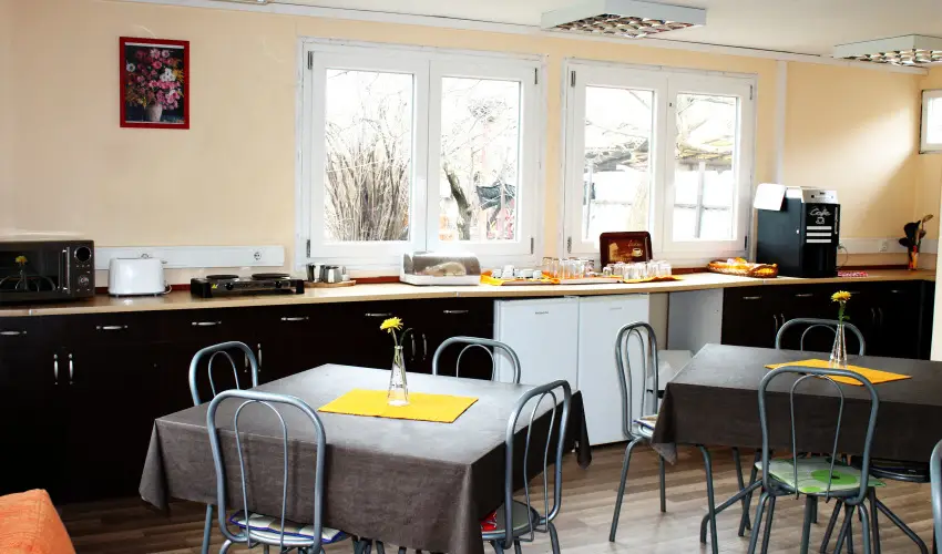 Geszteny�s Vend�gh�z Gyula - P�nk�sd (min. 2 �j)