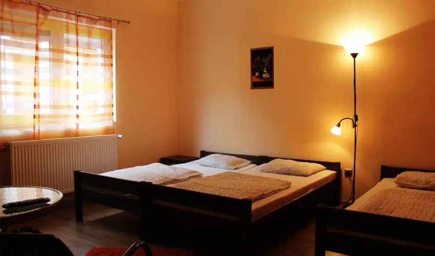 Geszteny�s Vend�gh�z Gyula - P�nk�sd (min. 2 �j)