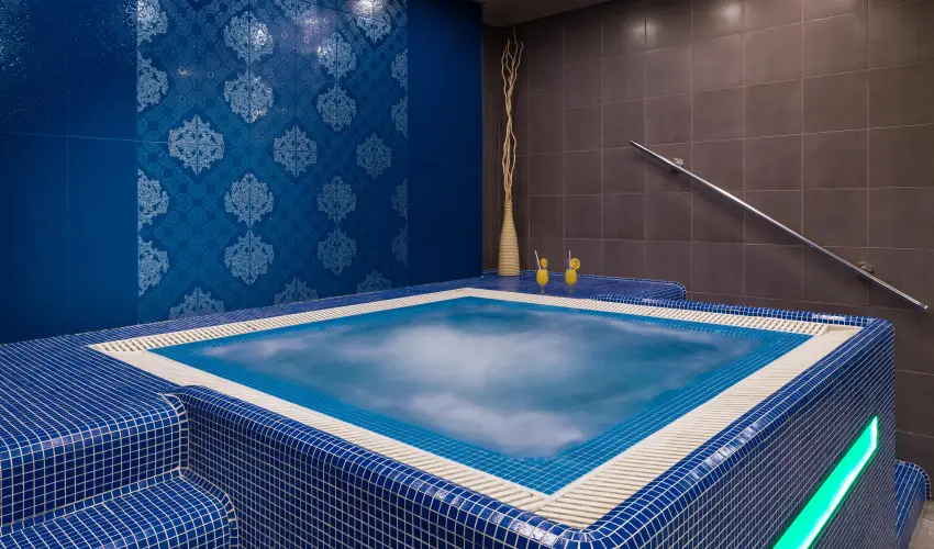 Golden Ball Club Hotel Gyr - Pnksd