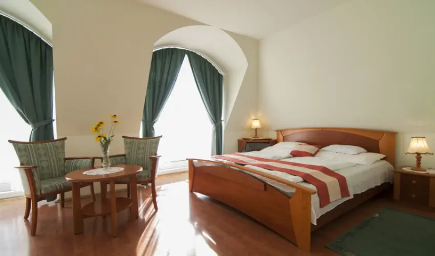 Gosztola Gy�ngye-az erd� sz�llod�ja Gosztola - P�nk�sd (min. 3 �j)