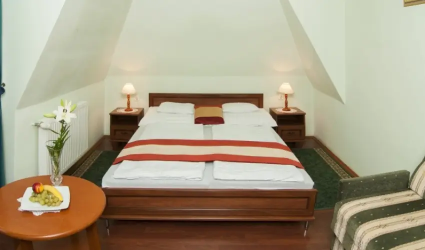 Gosztola Gy�ngye-az erd� sz�llod�ja Gosztola - P�nk�sd (min. 3 �j)