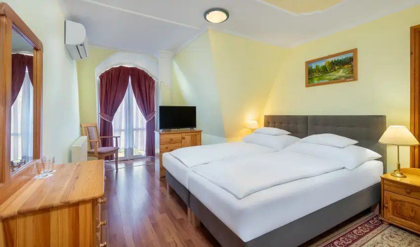 Gosztola Gy�ngye-az erd� sz�llod�ja Gosztola - P�nk�sd (min. 3 �j)