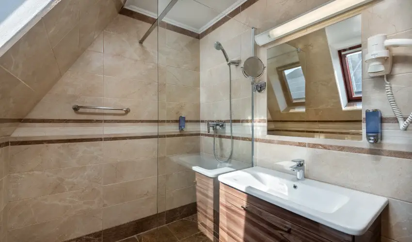 Gosztola Gy�ngye-az erd� sz�llod�ja Gosztola - P�nk�sd (min. 3 �j)