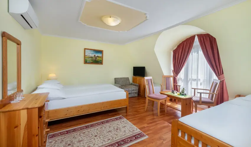 Gosztola Gy�ngye-az erd� sz�llod�ja Gosztola - P�nk�sd (min. 3 �j)