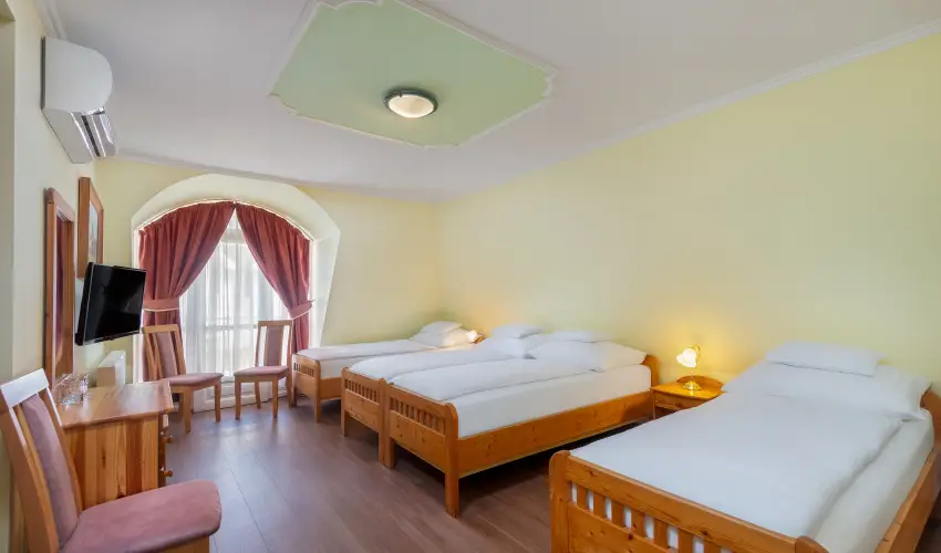 Gosztola Gy�ngye-az erd� sz�llod�ja Gosztola - P�nk�sd (min. 3 �j)