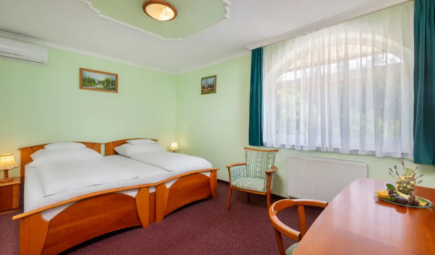 Gosztola Gy�ngye-az erd� sz�llod�ja Gosztola - P�nk�sd (min. 3 �j)