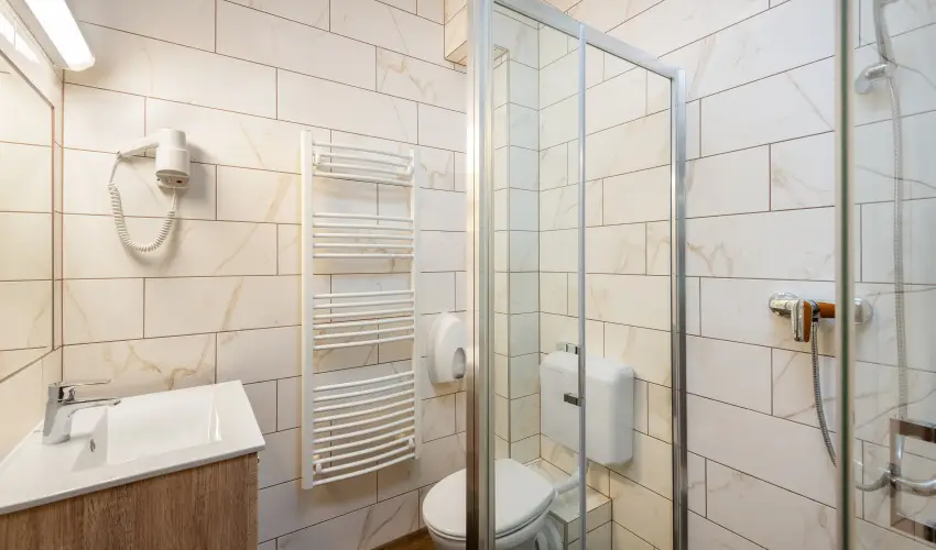 Gosztola Gy�ngye-az erd� sz�llod�ja Gosztola - P�nk�sd (min. 3 �j)