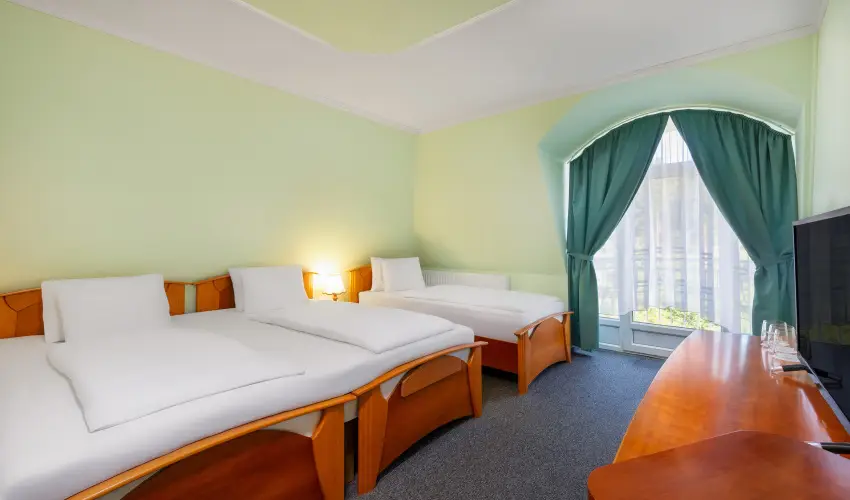 Gosztola Gy�ngye-az erd� sz�llod�ja Gosztola - P�nk�sd (min. 3 �j)