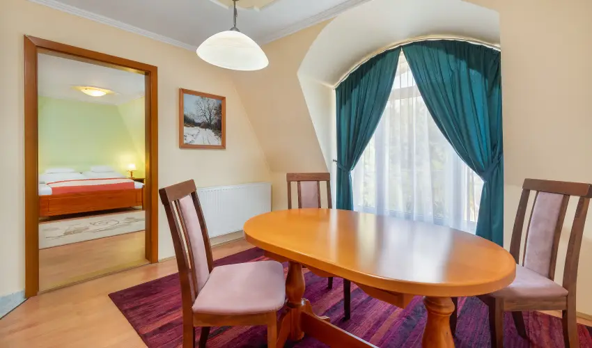 Gosztola Gy�ngye-az erd� sz�llod�ja Gosztola - P�nk�sd (min. 3 �j)