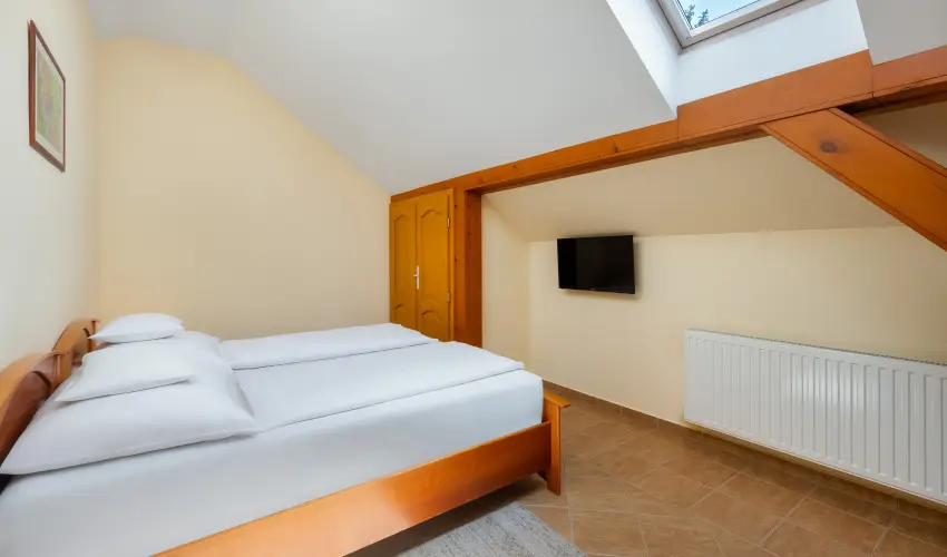 Gosztola Gy�ngye-az erd� sz�llod�ja Gosztola - P�nk�sd (min. 3 �j)