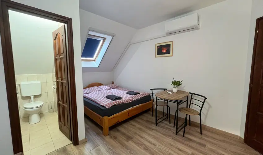 Gyulavez�r-Csob�nci Pihen� Vend�gh�z Gyulakeszi - P�nk�sd (min. 2 �j)