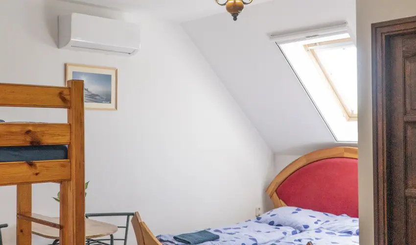 Gyulavez�r-Csob�nci Pihen� Vend�gh�z Gyulakeszi - P�nk�sd (min. 2 �j)